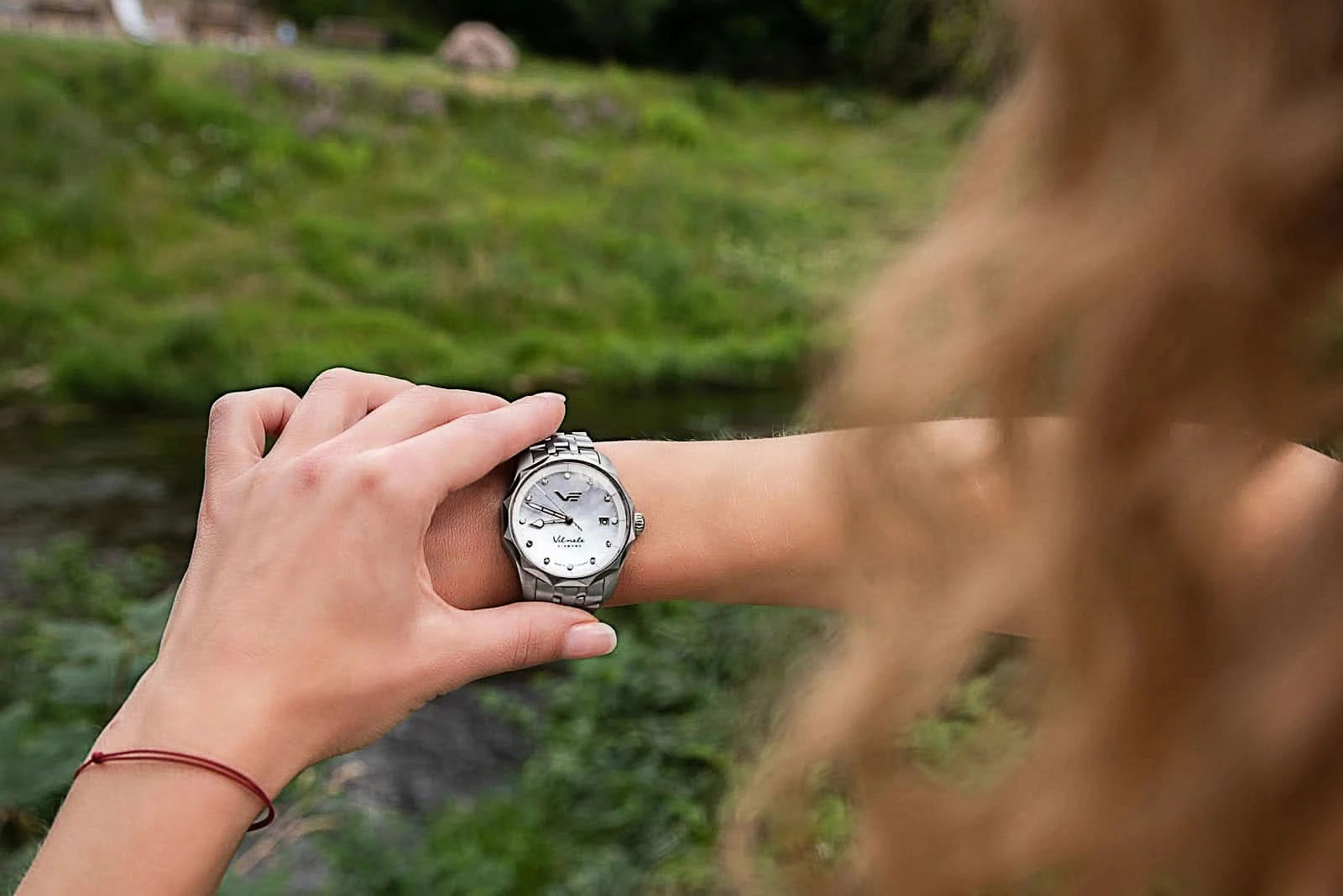 "Damklocka på handleden med silverfärgat armband i rostfritt stål och ljus urtavla"