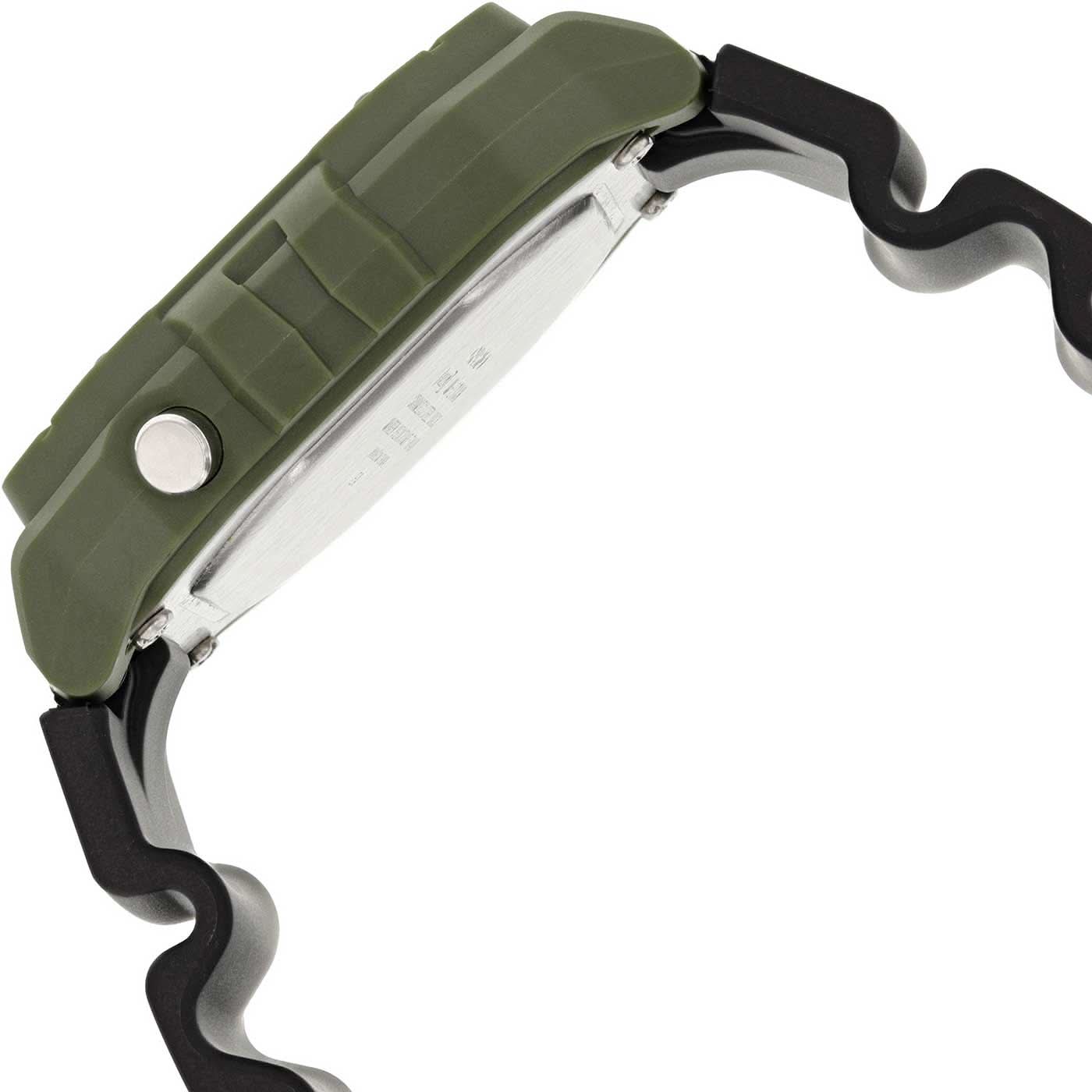 Retro digital klocka sedd från sidan: grönt armband, silverfärgat boett med knappkrona