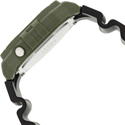 Retro digital klocka sedd från sidan: grönt armband, silverfärgat boett med knappkrona