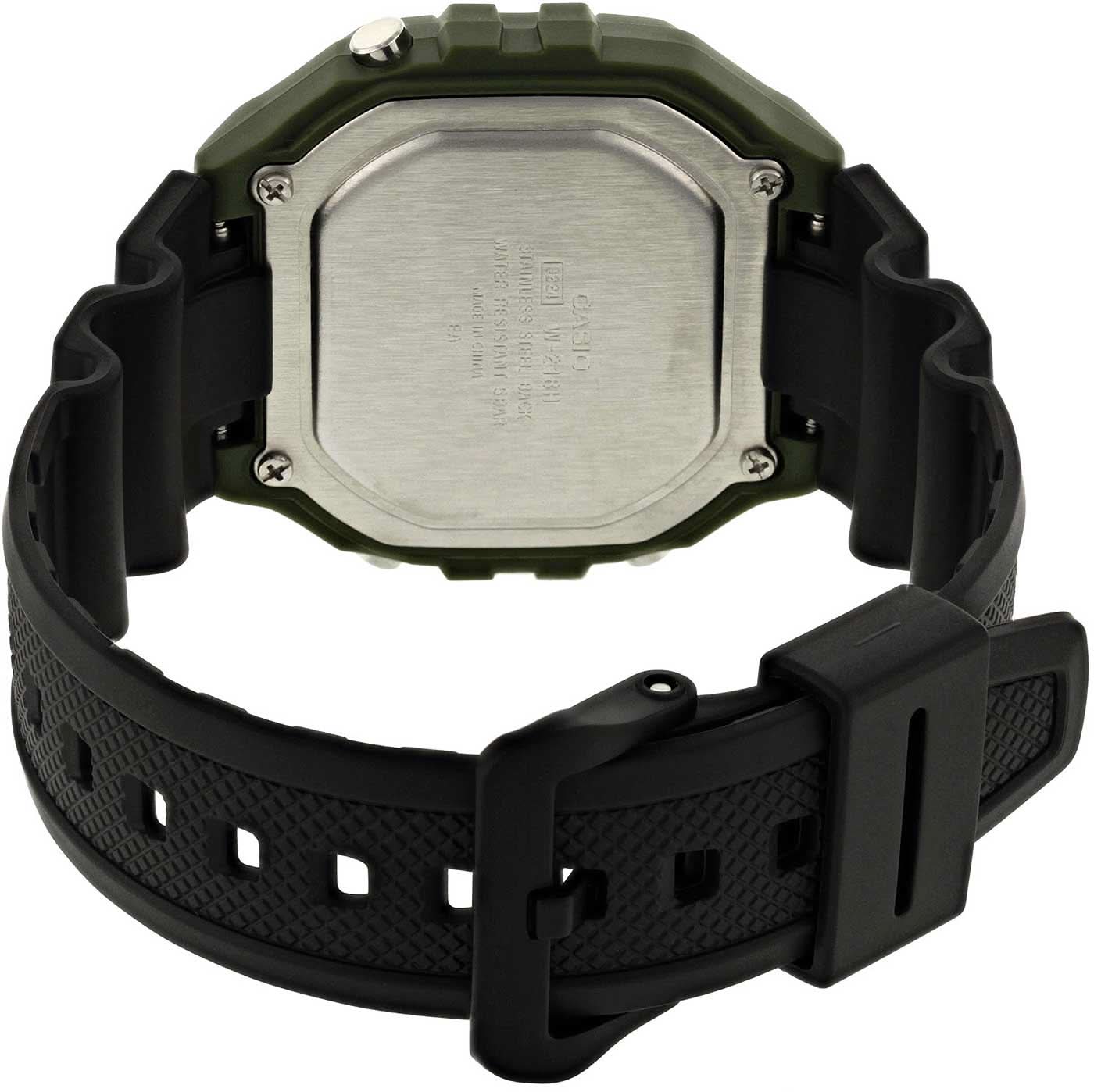 Digital retroklocka med boettbaksida i silver och svart, perforerat textilarmband