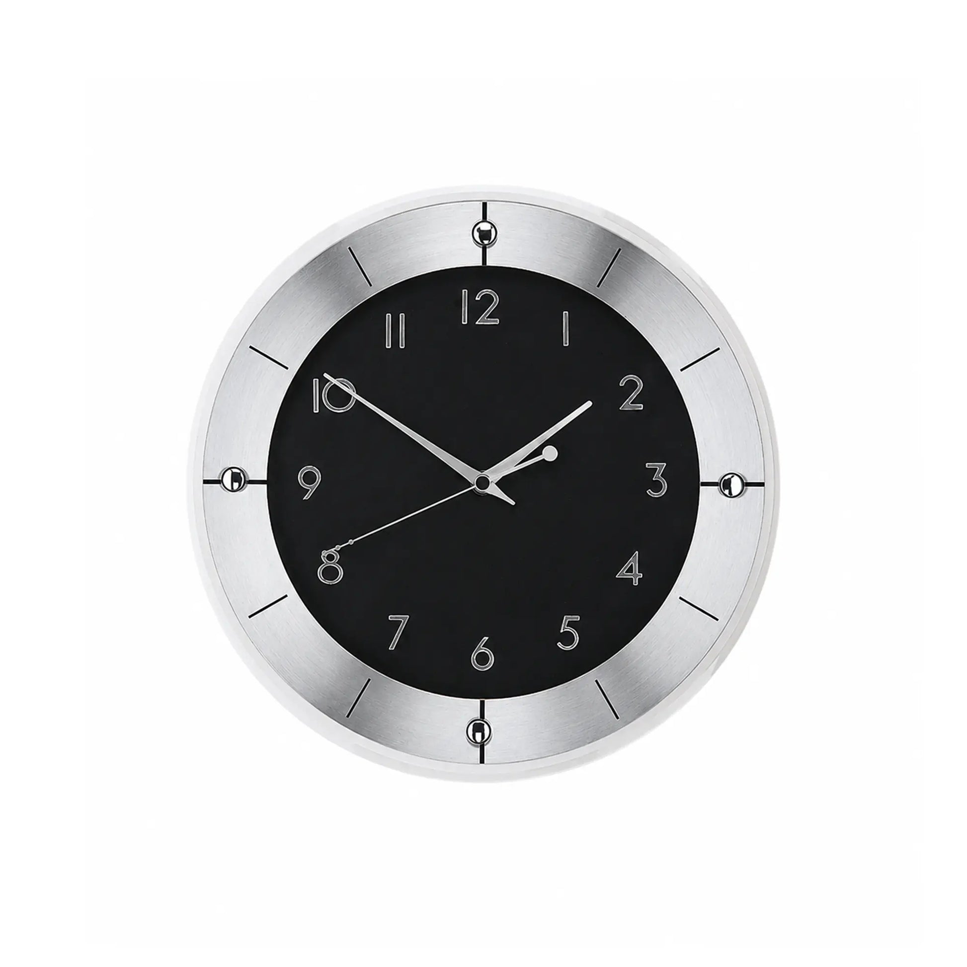 Wanduhr mit schwarzem Zifferblatt und silbernem facettiertem Aluminiumrahmen