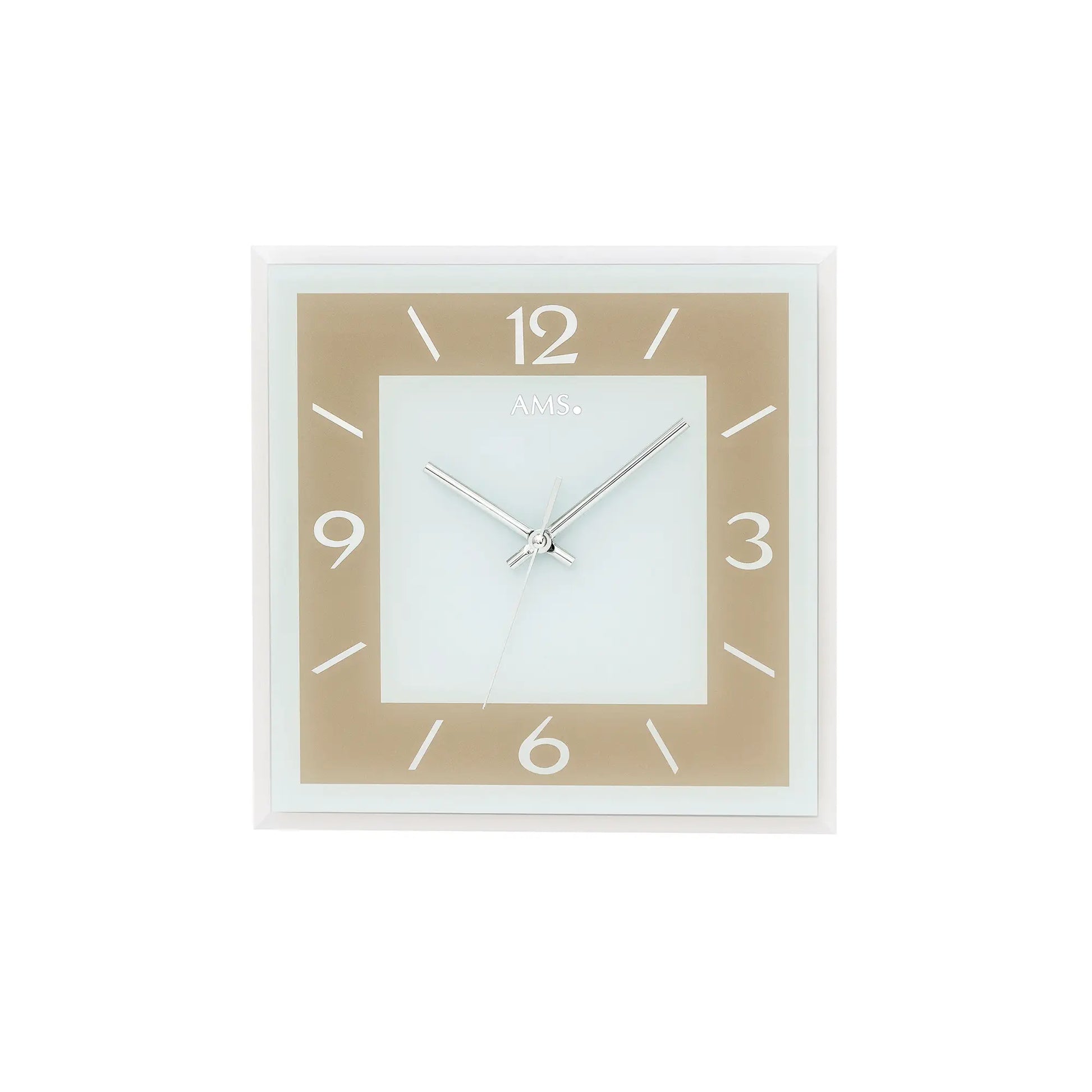 Wanduhr mit hellbraunem Rahmen, facettiertem Spiegelglas, klaren Ziffern und silbernen Zeigern