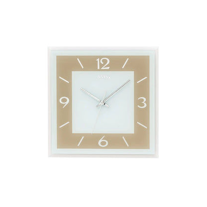 Wanduhr mit hellbraunem Rahmen, facettiertem Spiegelglas, klaren Ziffern und silbernen Zeigern