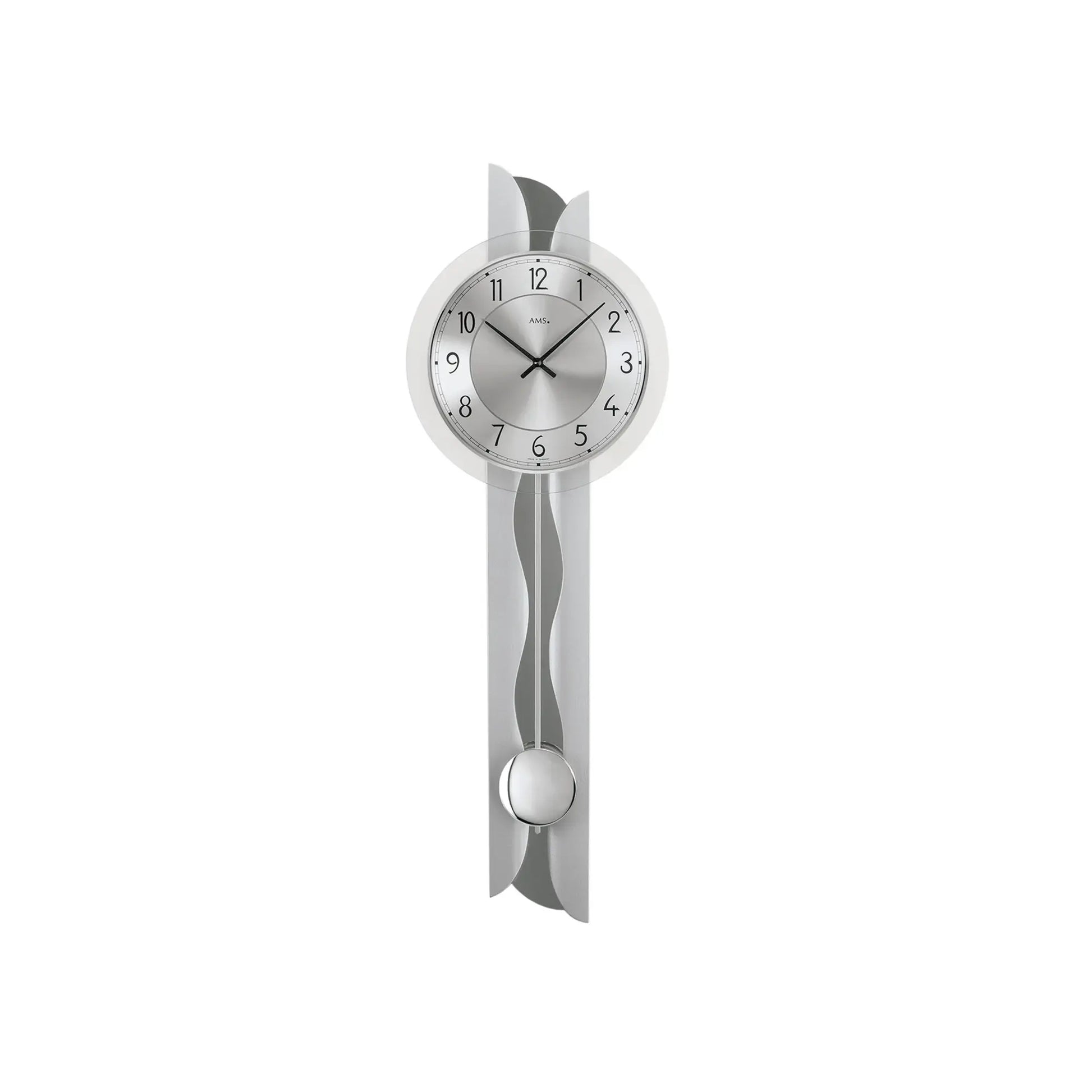 Silberne Wanduhr mit rundem Zifferblatt und pendelnder Kugel