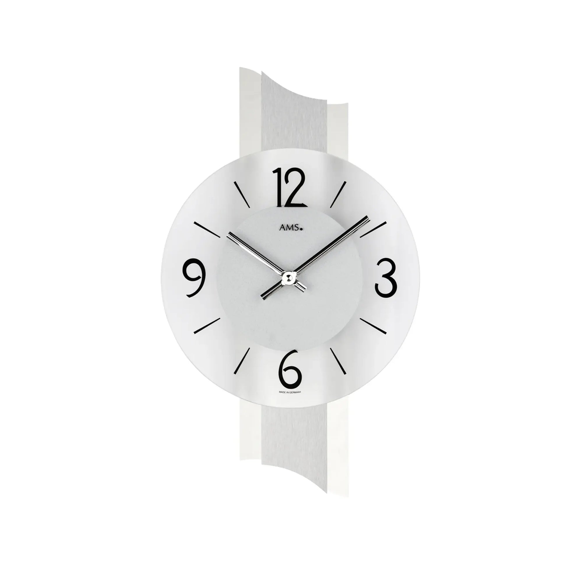 Wanduhr mit rundem weißem Zifferblatt, schwarzen Zahlen und silbernen Zeigern, AMS-Logo