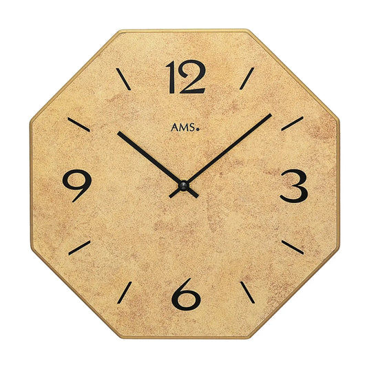 Väggklocka med trähölje och beige, mönstrad urtavla, svarta visare och siffror.