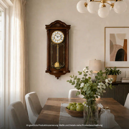 Wanduhr aus dunkelbraunem Holz mit Pendel und Ziffernblatt, an der Wand montiert