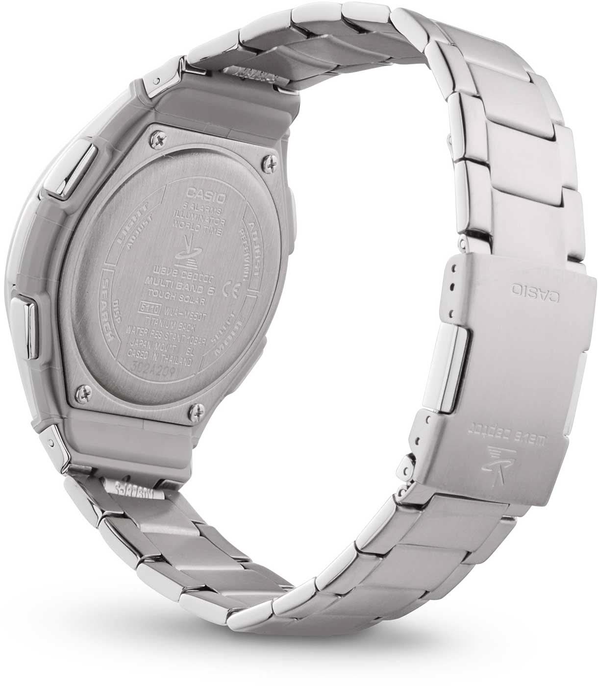 Herrklocka sedd bakifrån med skruvad boett och metallarmband (Casio)