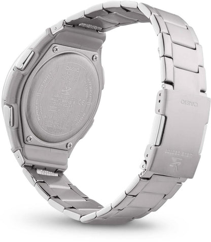 Herrklocka sedd bakifrån med skruvad boett och metallarmband (Casio)