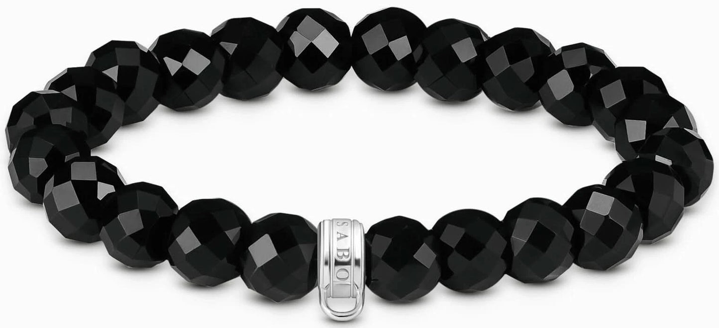 Armband med svarta fasetterade obsidianpärlor och metallbricka med logotyp