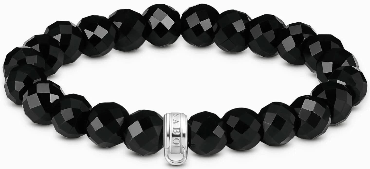Armband med svarta fasetterade obsidianpärlor och metallbricka med logotyp