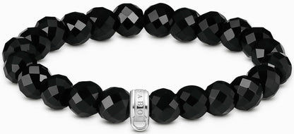 Armband med svarta fasetterade obsidianpärlor och metallbricka med logotyp
