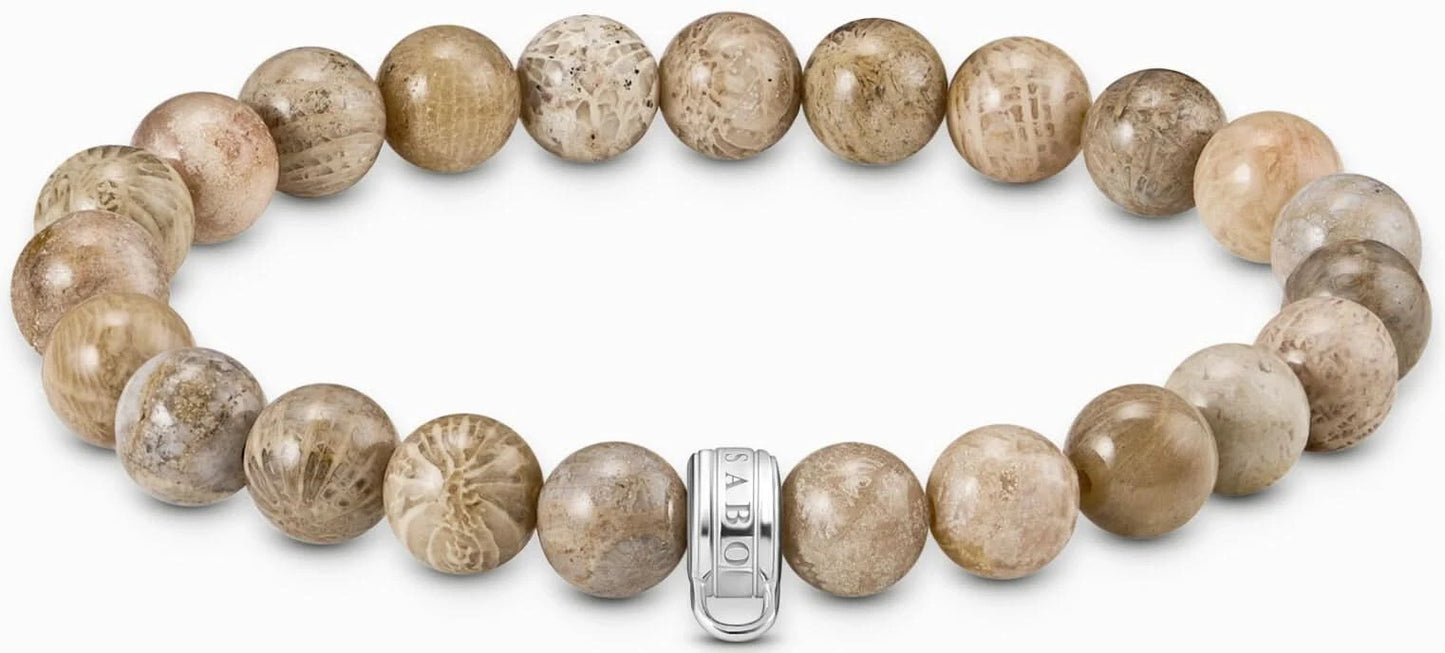 Armband med ljusbeige runda pärlor och ringformad ögla för berlocker