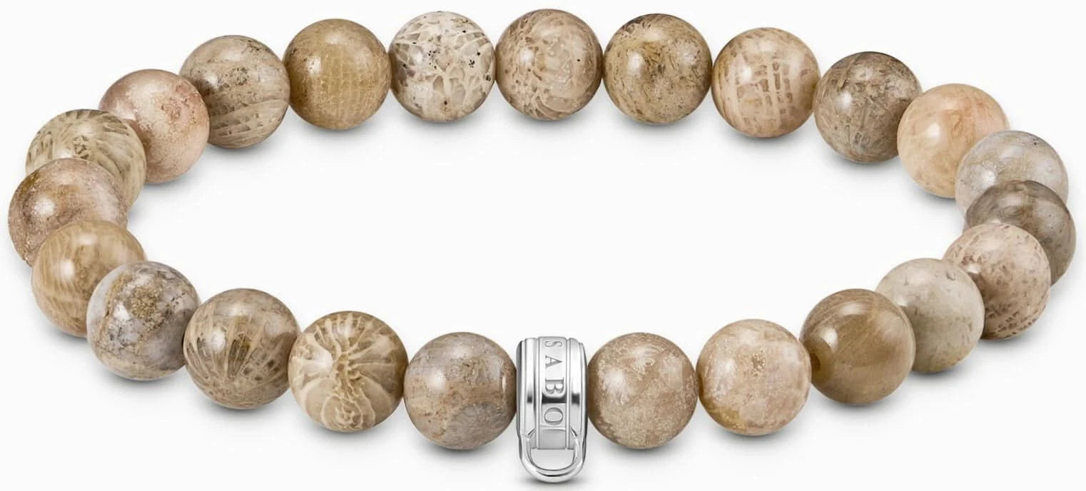 Armband med ljusbeige runda pärlor och ringformad ögla för berlocker