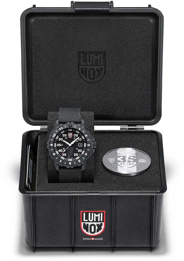 Herrarmbandsur med rund svart urtavla och armband, i svart transportbox