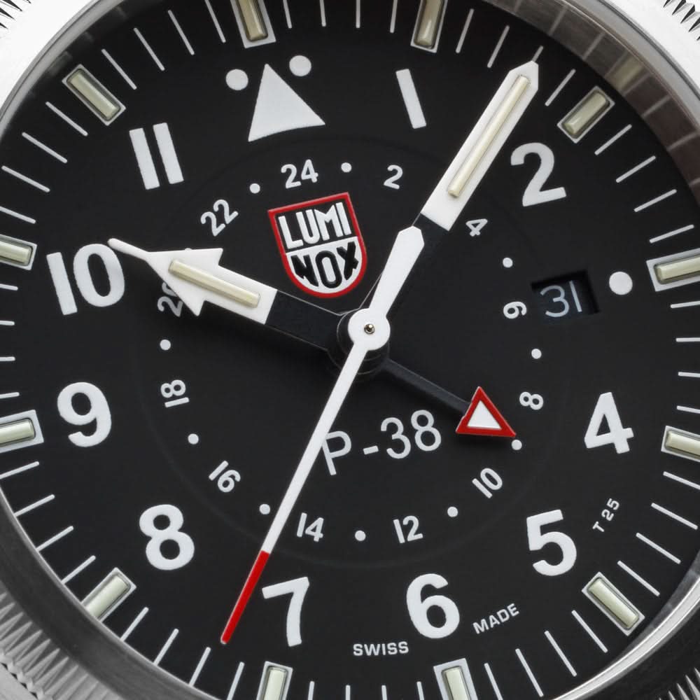 Herrklocka med svart urtavla, LUMINOX-logotyp, röda accenter och timmarkörer