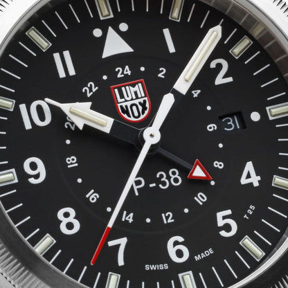 Herrklocka med svart urtavla, LUMINOX-logotyp, röda accenter och timmarkörer