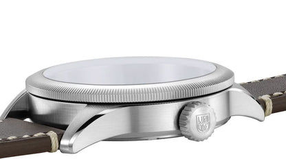 Herrklocka med boett i rostfritt stål-look med brunt läderarmband och räfflad krona