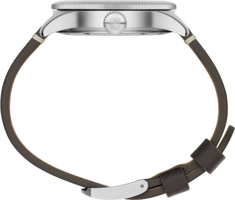 Herrklocka med boett i rostfritt stål och brunt armband, sidovy med kronskydd