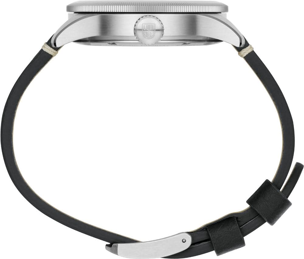 "Herrarmbandur uppifrån: svart läderarmband med metallspänne vid boetten."