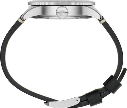 "Herrarmbandur uppifrån: svart läderarmband med metallspänne vid boetten."
