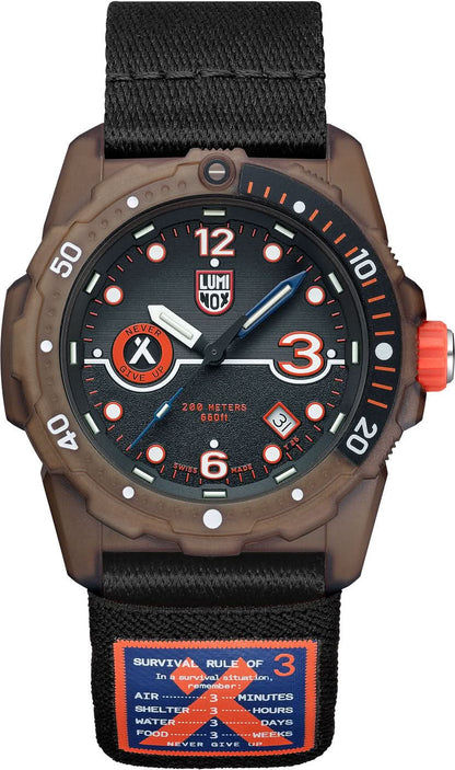 Herrklocka med runt brunt hölje, svart armband och svart urtavla, orange accenter