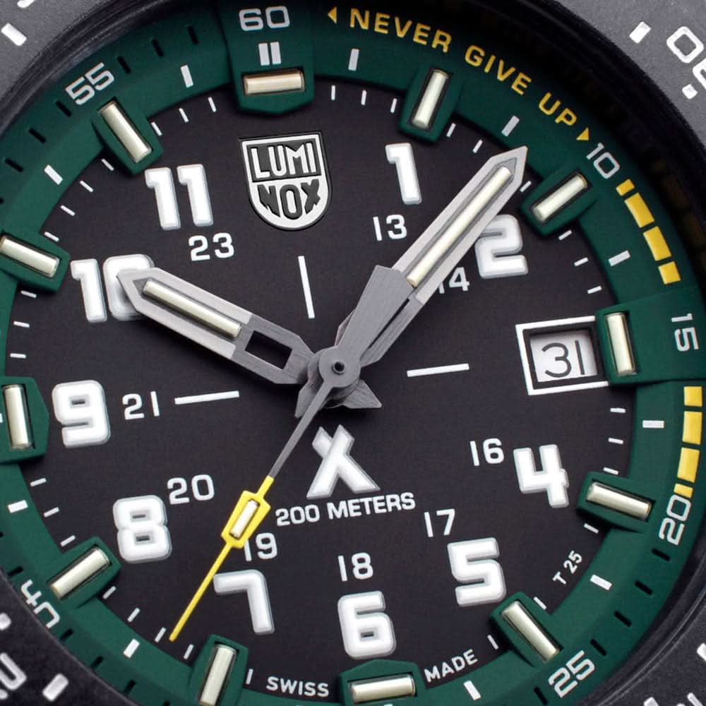 Närbild på urtavla: gröna markeringar, ”LUMINOX”-logotyp och datumfönster