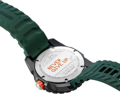 Herrarmbandsur: Boettbaksida med texten ”NEVER GIVE UP” och grönt silikonarmband