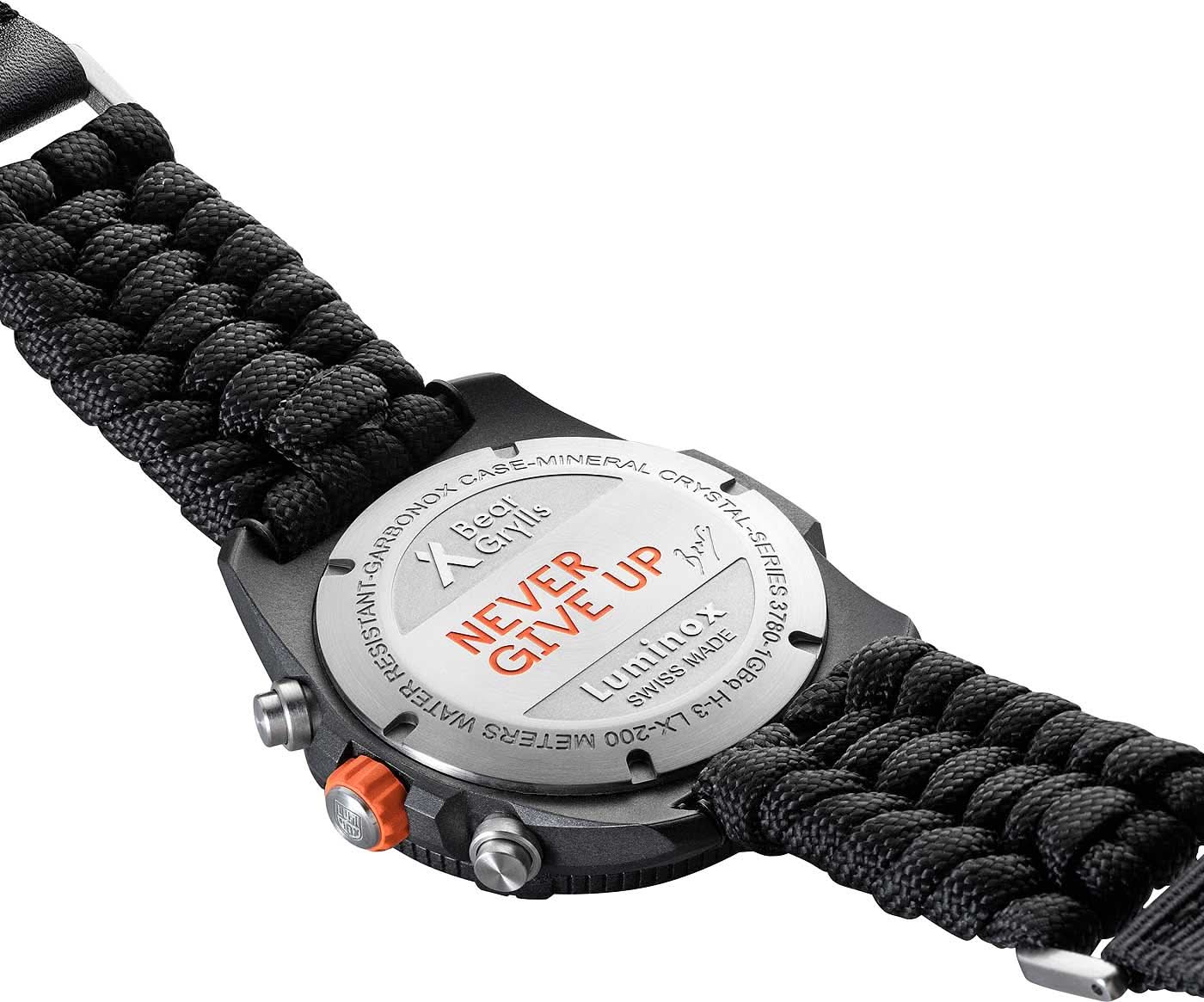 Herrklocka med svart armband och rostfritt stålboett med trycket "NEVER GIVE UP"