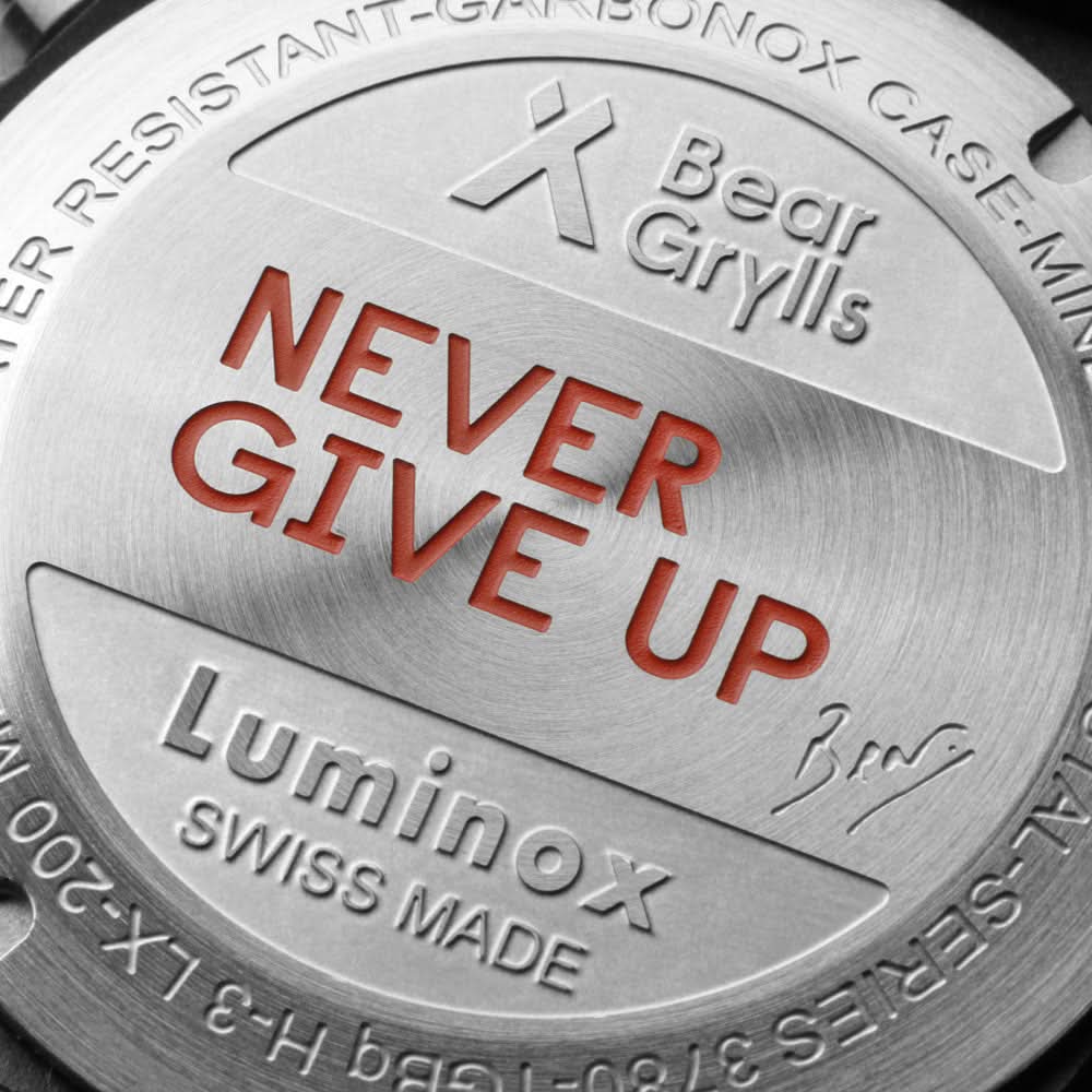 Baksidan på herrklocka med gravyren ”NEVER GIVE UP” och ”Luminox Swiss Made”
