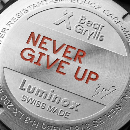 Baksidan på herrklocka med gravyren ”NEVER GIVE UP” och ”Luminox Swiss Made”