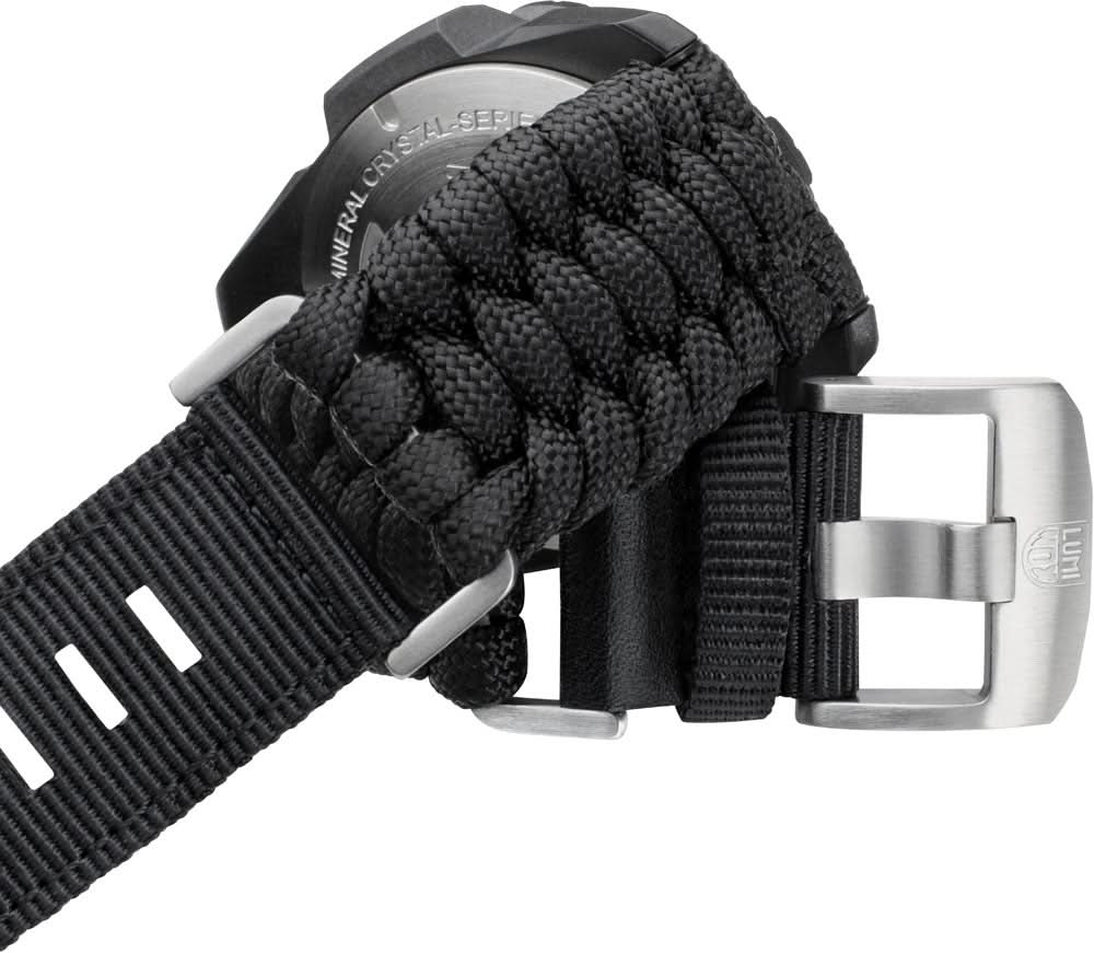 Herrklocka med svart textilarmband och silverfärgat stiftspänne, flätat bandslut