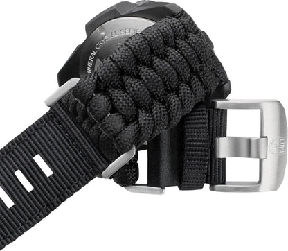 Herrklocka med svart textilarmband och silverfärgat stiftspänne, flätat bandslut