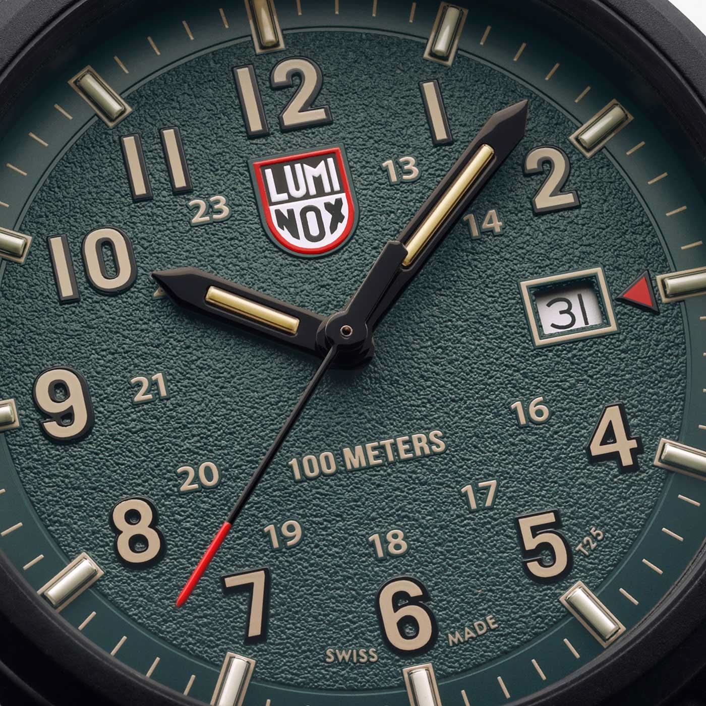 Närbild på Luminox herrklocka: grön urtavla, självlysande visare, datumfönster kl. 3