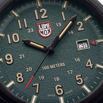 Närbild på Luminox herrklocka: grön urtavla, självlysande visare, datumfönster kl. 3