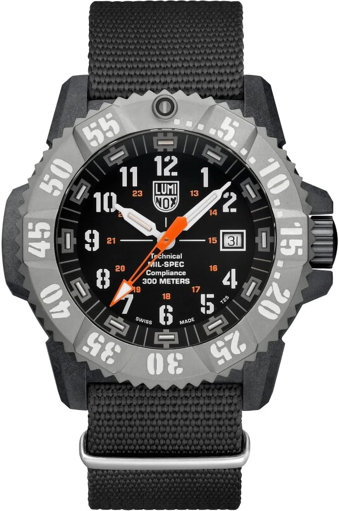 Herrklocka med svart textilarmband, svart urtavla och orange visare.