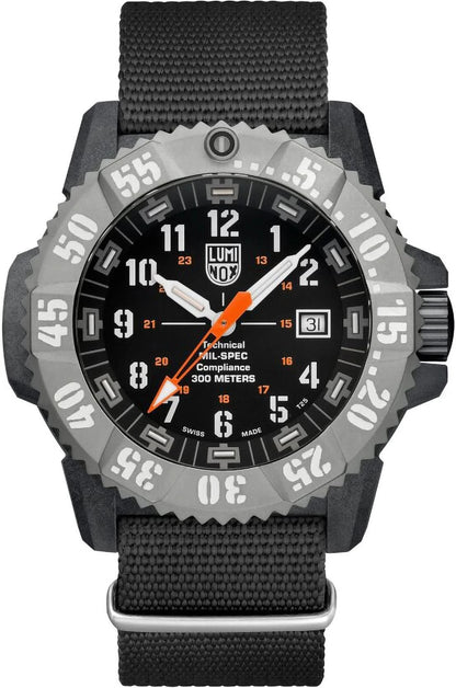 Herrklocka med svart textilarmband, svart urtavla och orange visare.