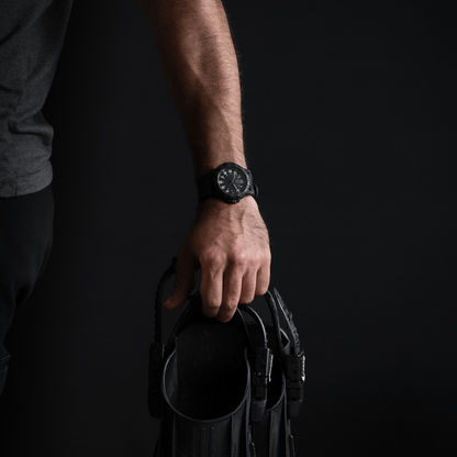 Herrklocka på handleden, svart boett och gummiarmband med självlysande siffror
