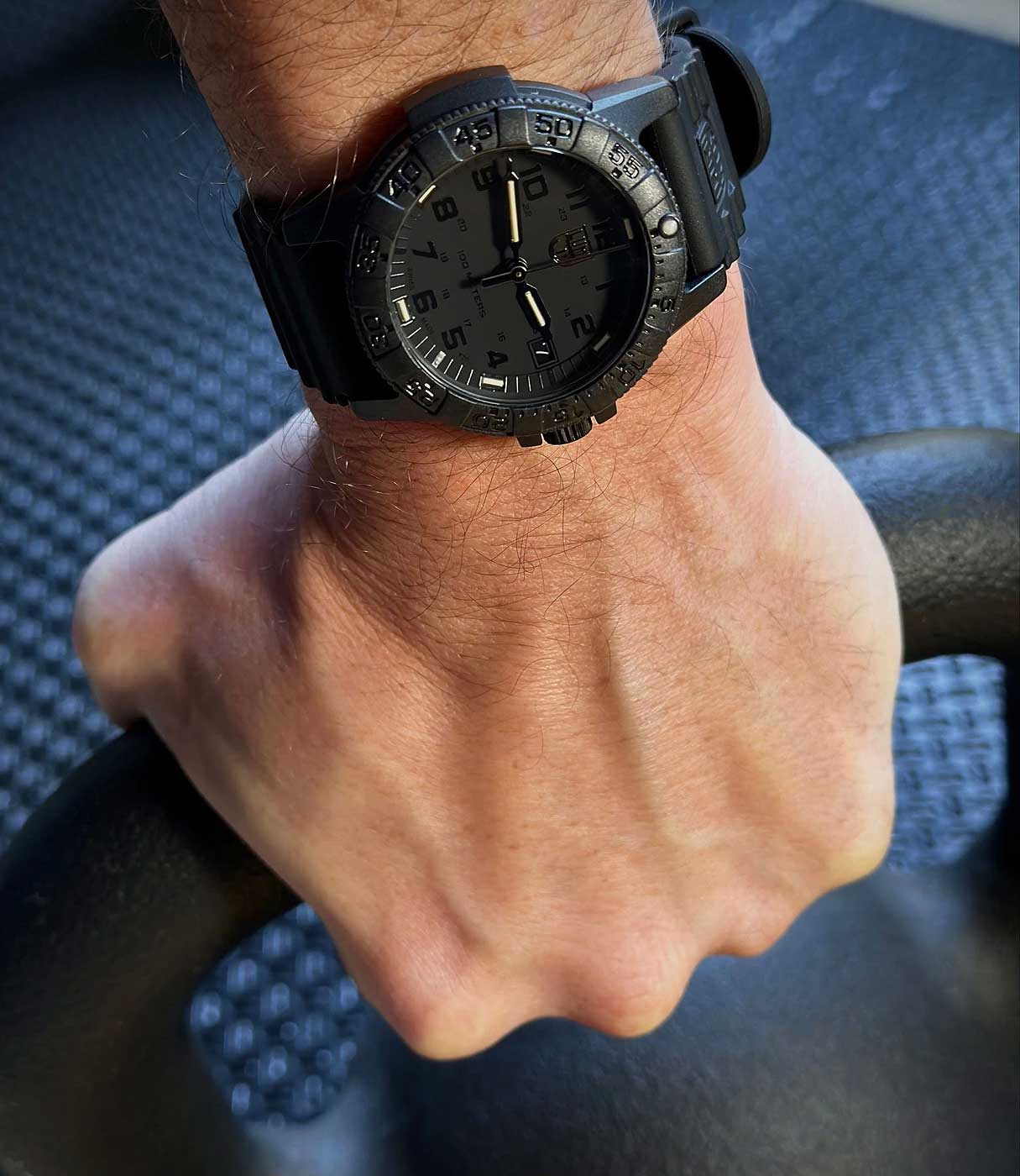 Armbandsur för herrar på handleden med svart urtavla och svart gummiband
