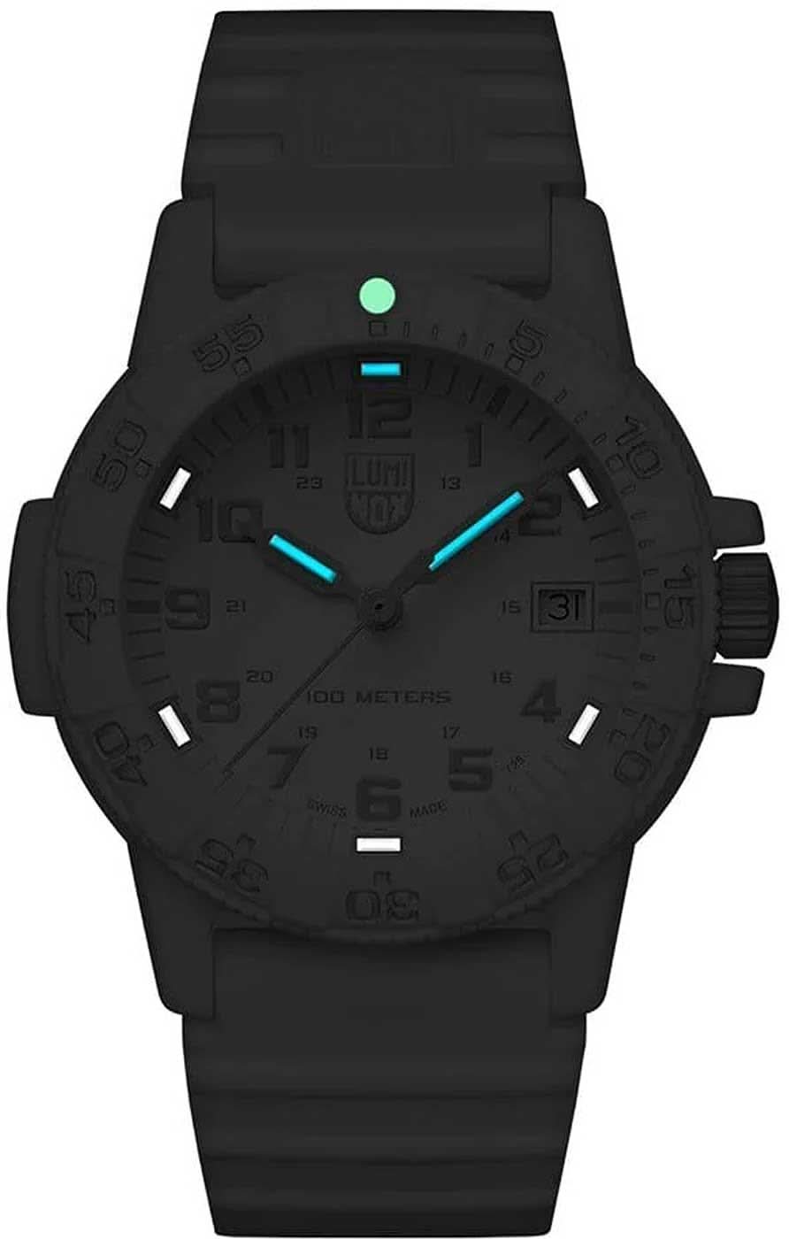 Svart sportklocka med självlysande markörer, datum vid kl. 3, silikonarmband