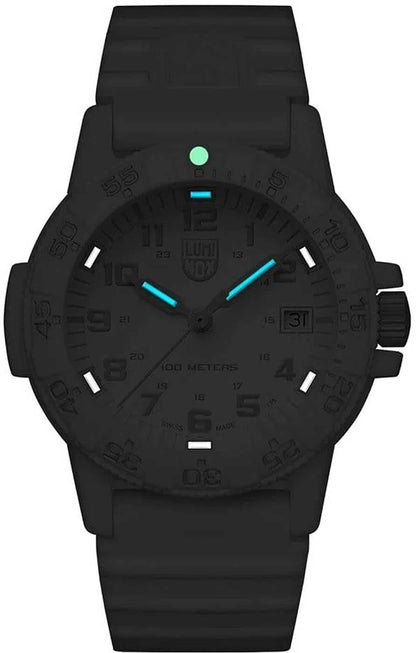 Svart sportklocka med självlysande markörer, datum vid kl. 3, silikonarmband