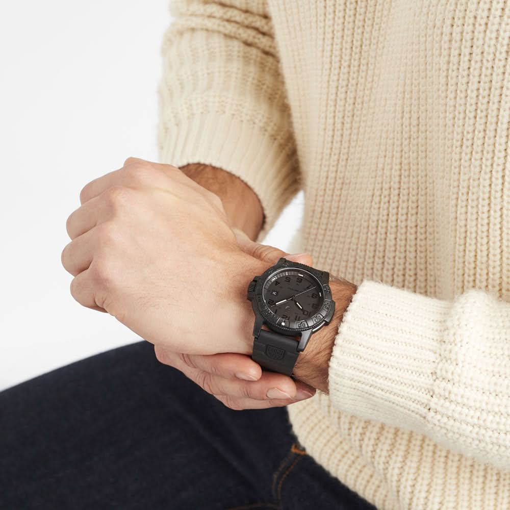 Luminox-klocka på handleden med svart gummiband och svart urtavla