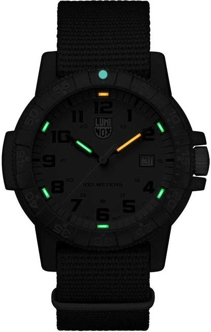 Armbandsur för herrar med svart textilarmband, svart urtavla och gröna lysande markeringar