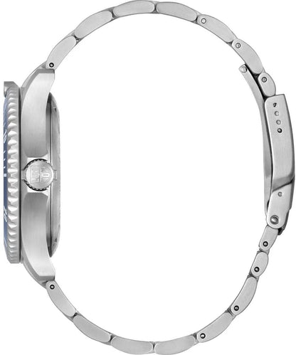 Sidovy av herrklocka med boett i silverfärgat stål och metallarmband med fästöglor