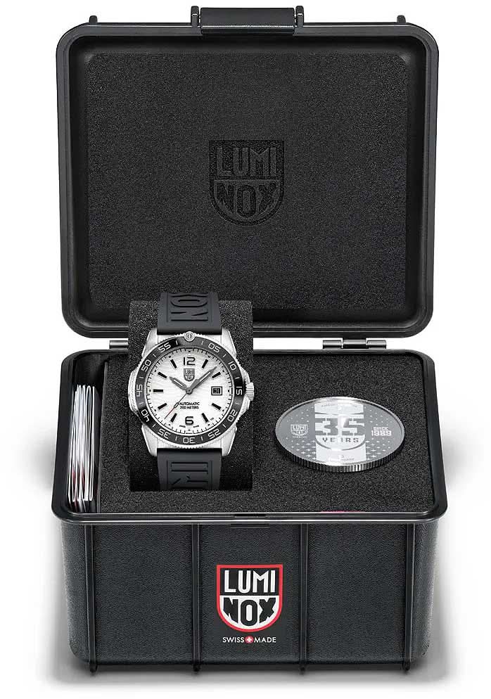 Herrklocka i en öppen väska med klockan på en svart insats och tillbehör, LUMINOX-logotyp