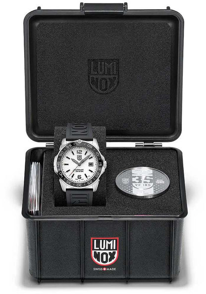 Herrklocka i en öppen väska med klockan på en svart insats och tillbehör, LUMINOX-logotyp