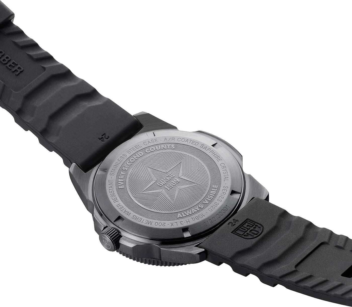 Luminox boettlock med reliefgravyr och svart armband; skruvad kant.