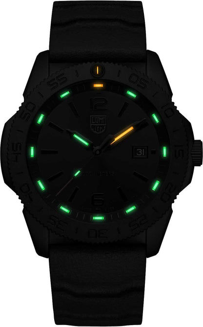 Luminox herrur med svart urtavla och grön självlysande markeringar; silikonband.