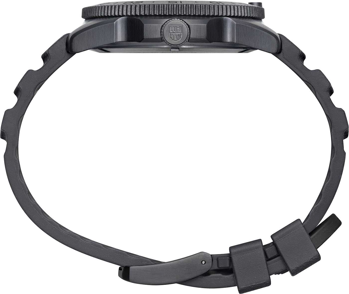 Luminox svart armband med stiftspänne och präglad bygel.