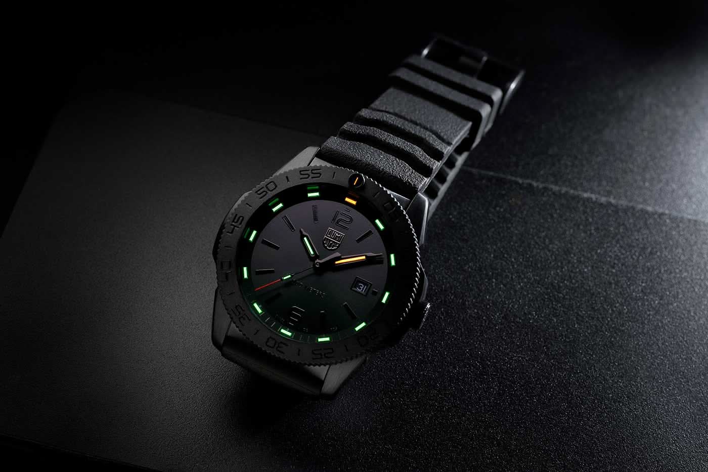 "Luminox herrklocka med svart band och gröna självlysande markeringar på urtavlan."
